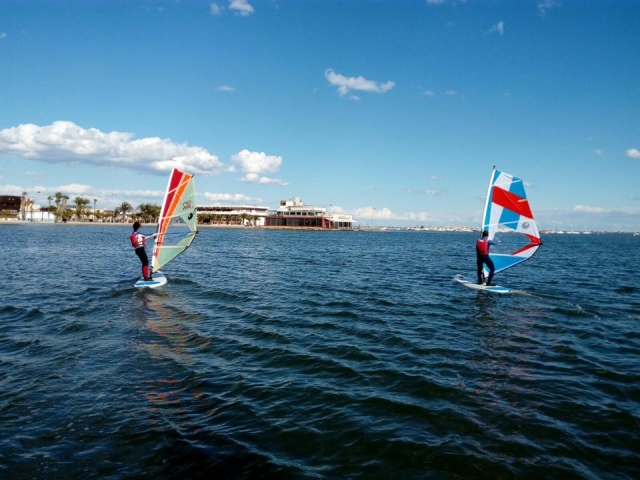 Dia soleado para practicar windsurf